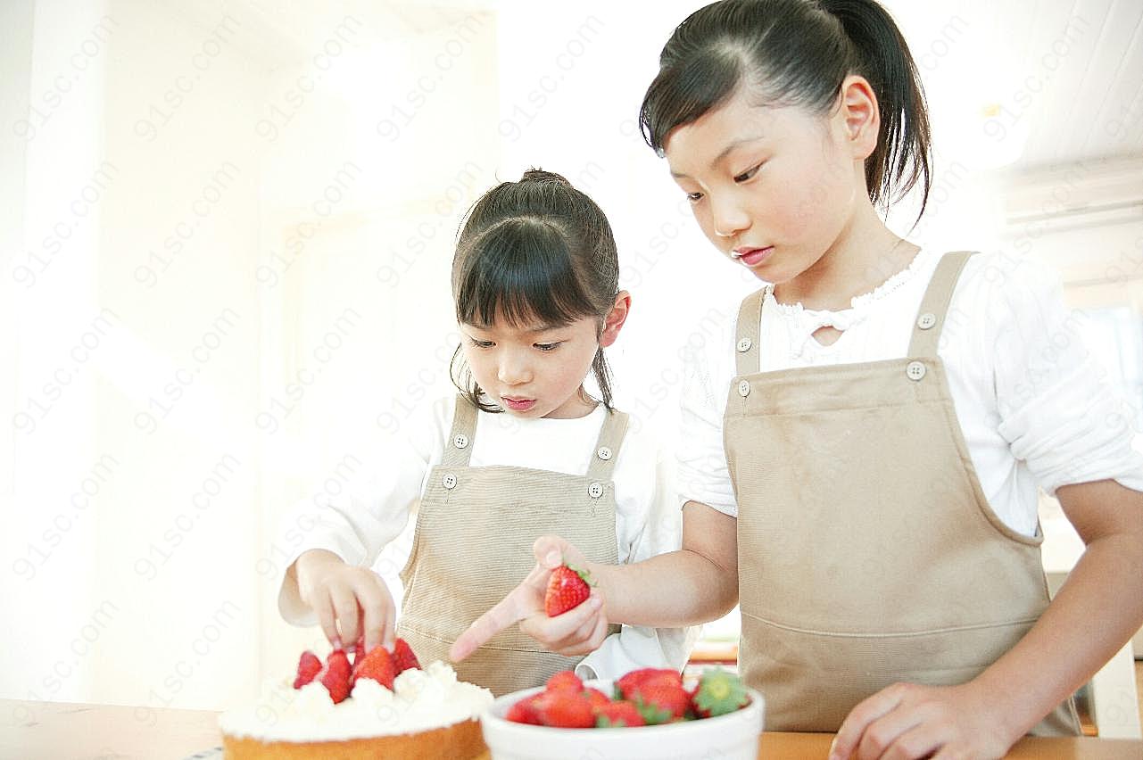 做蛋糕的小女孩儿童幼儿