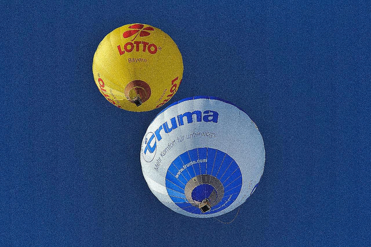 空中热气球飞升图片摄影
