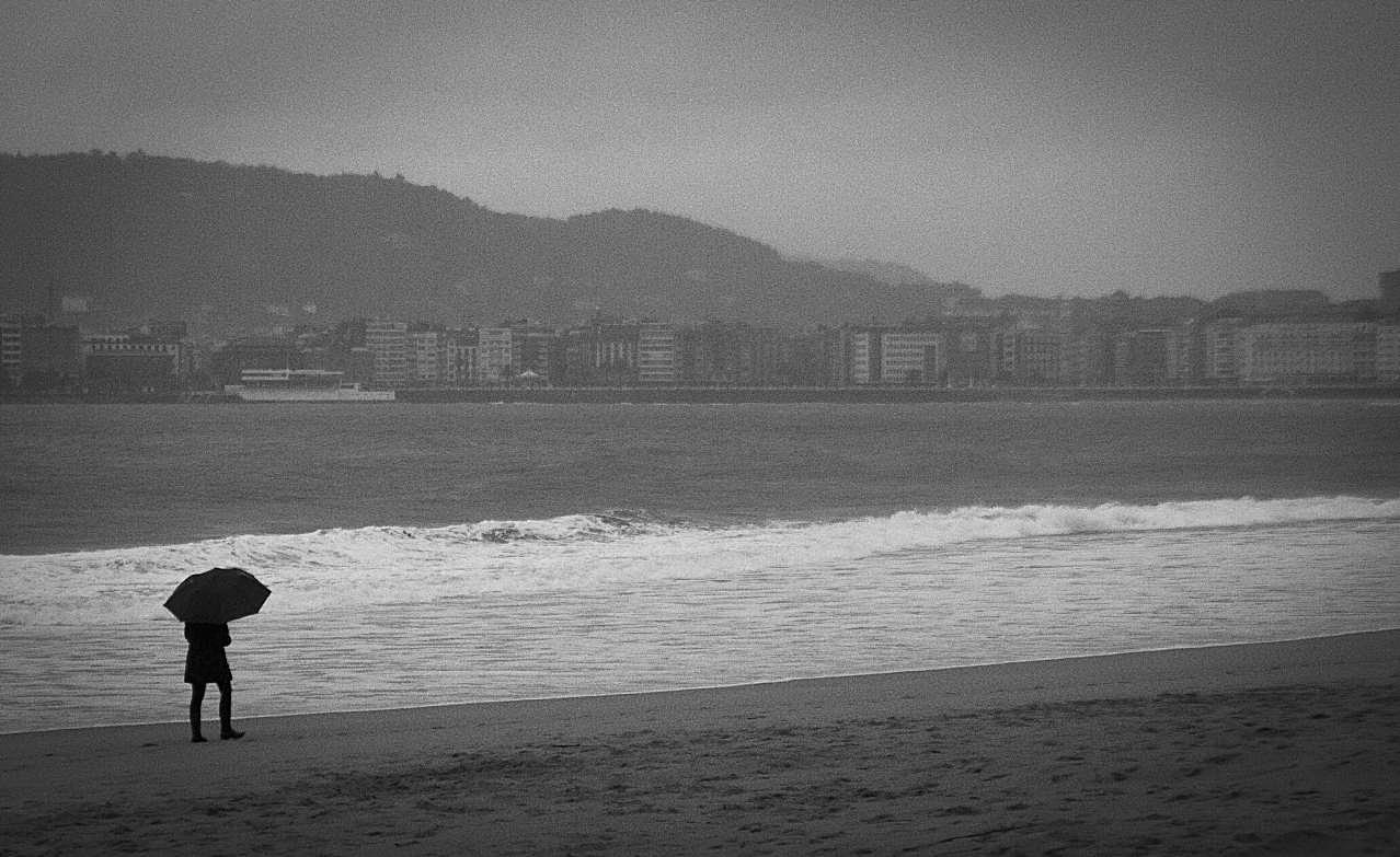 伤感意境海滩黑白图片摄影