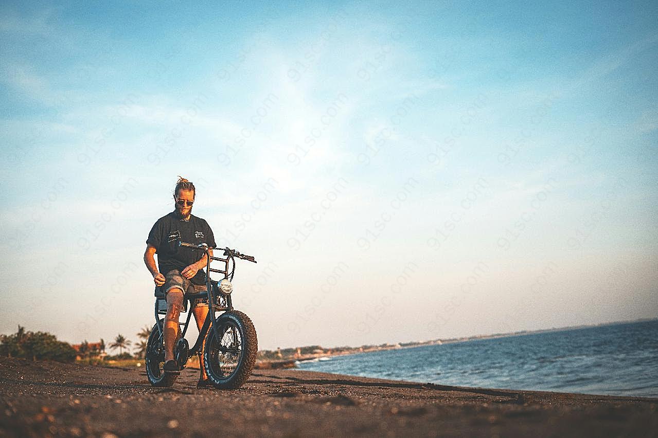 海边骑单车男人图片高清