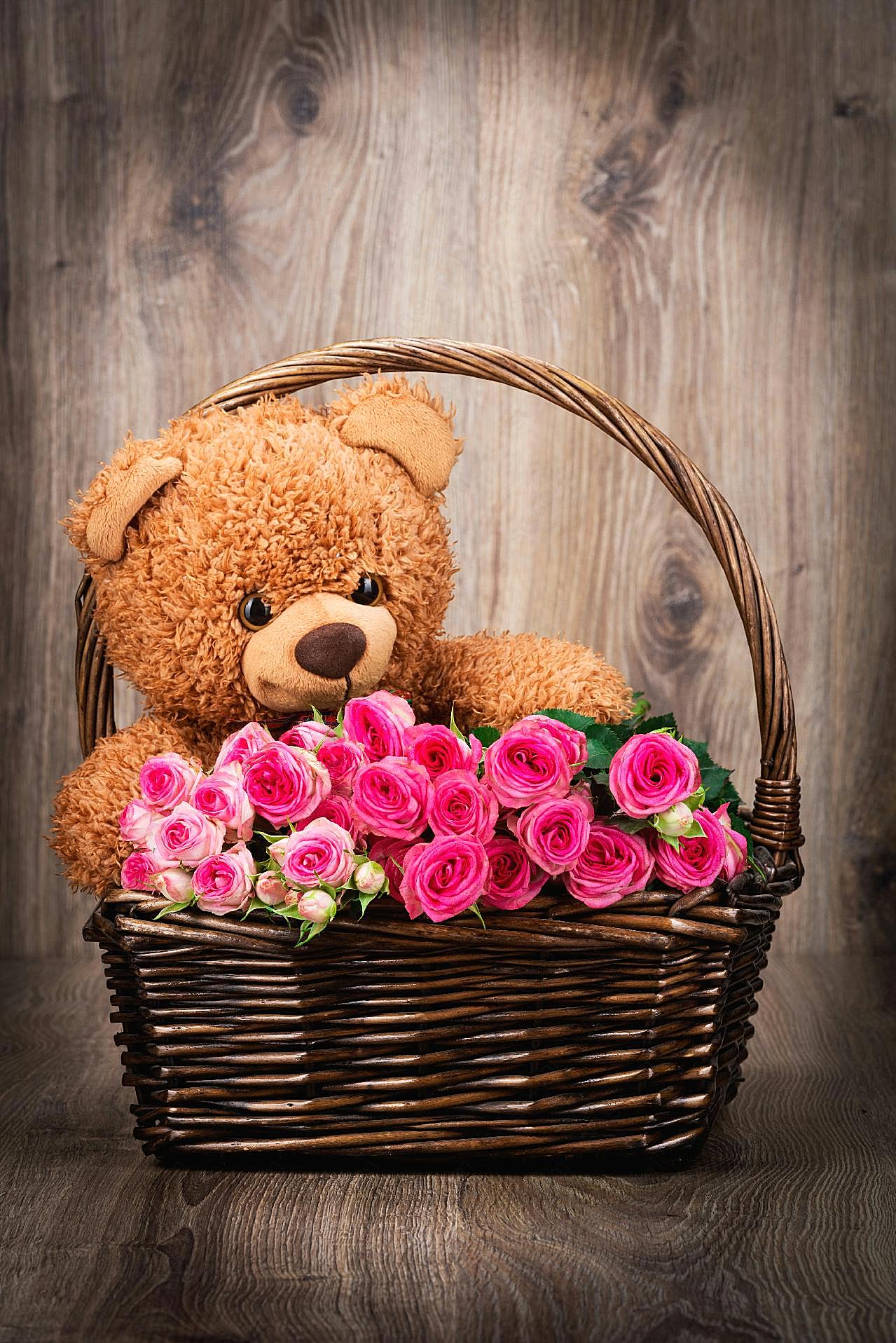 花篮里的泰迪熊和鲜花图片高清摄影