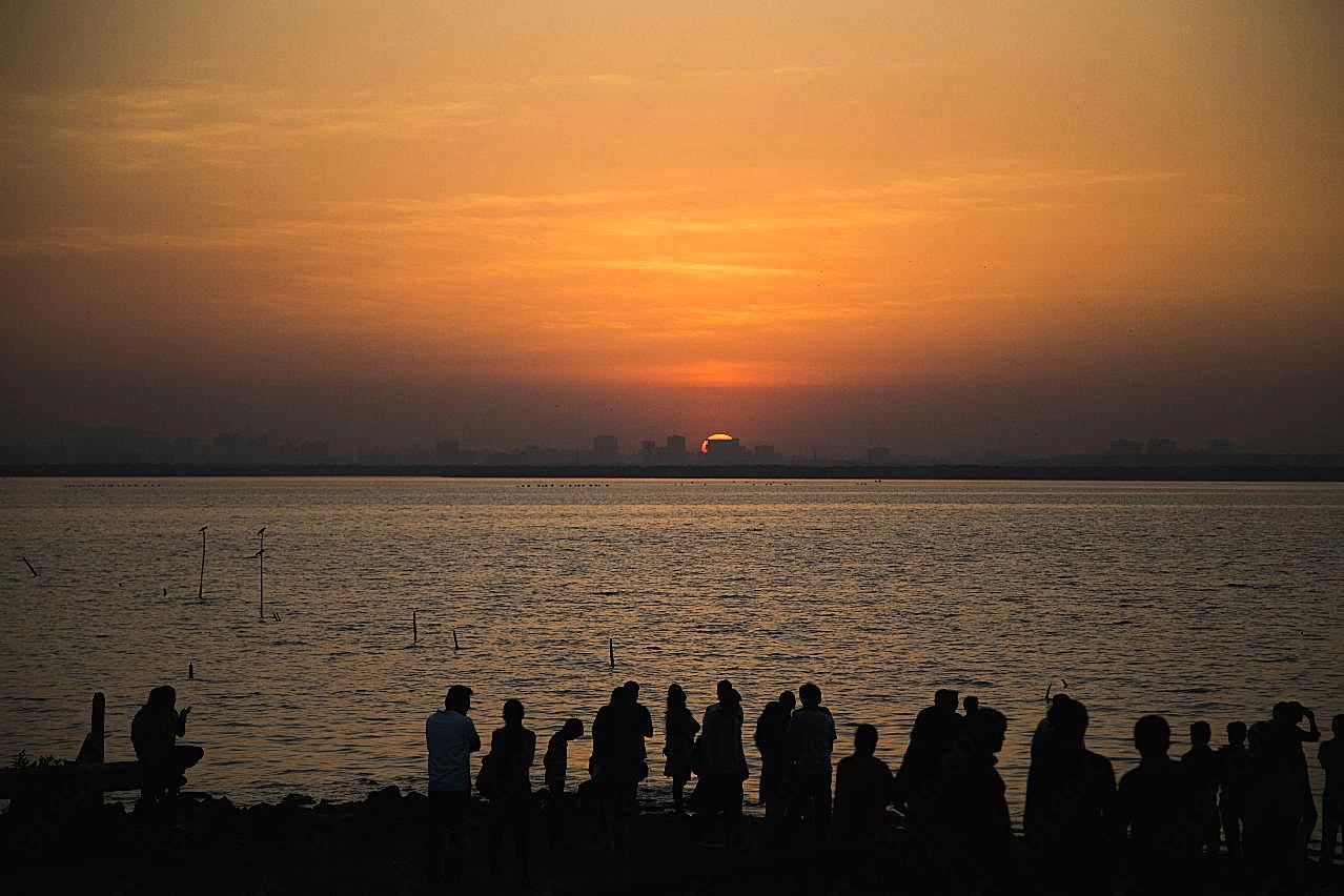 夕阳下海滩人群剪影图片人物摄影