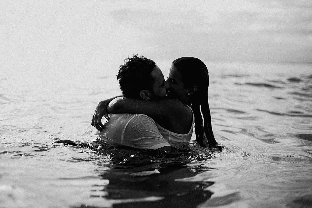 水中情侣激情接吻图片高清人物