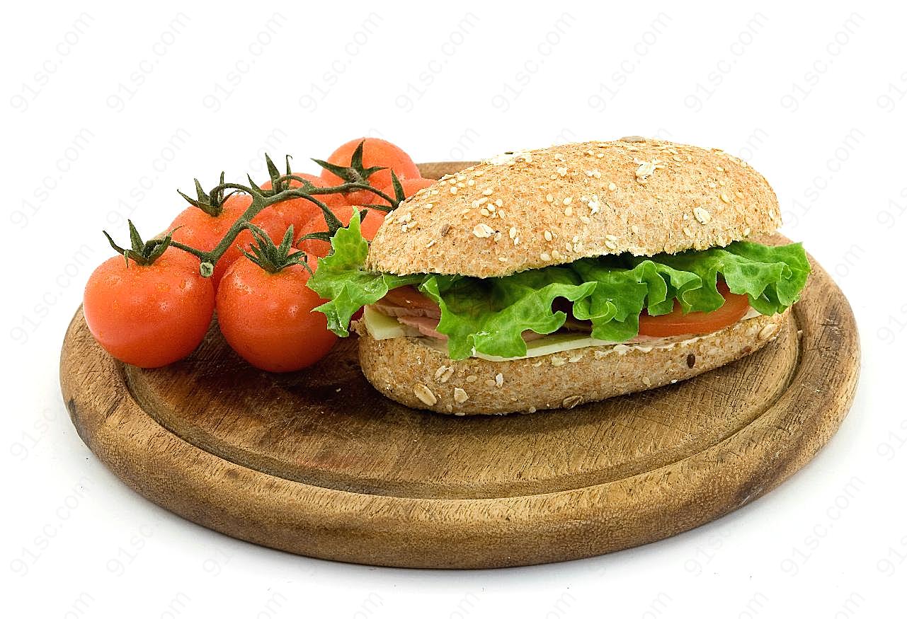 砧板上的三明治和番茄图片食物