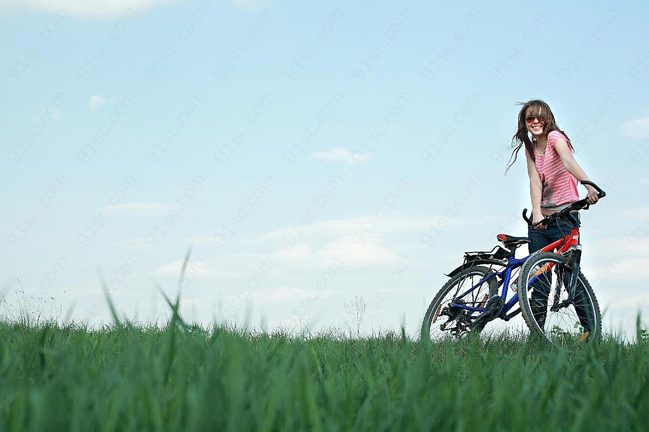 草地自行车女性生活人物