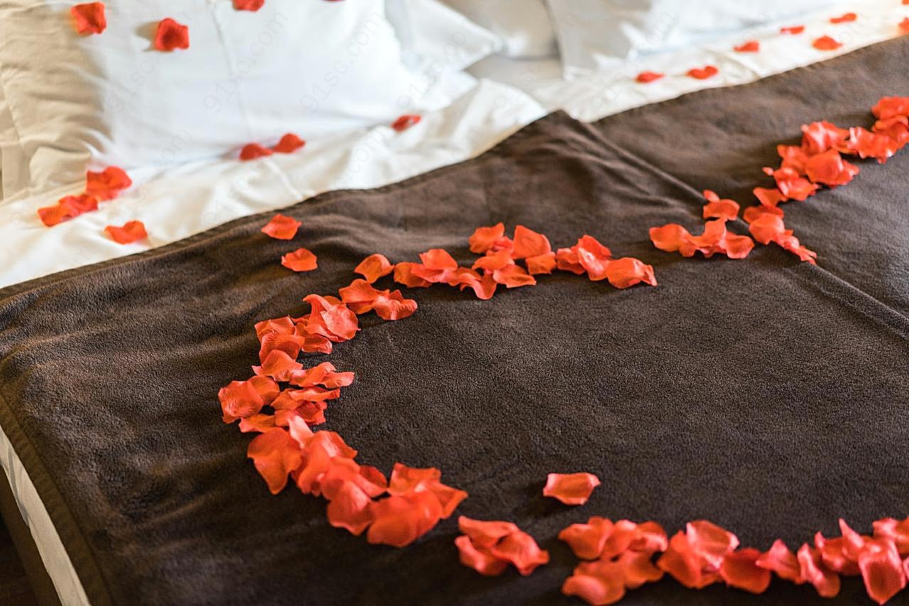 床上浪漫玫瑰花瓣图片生活用品