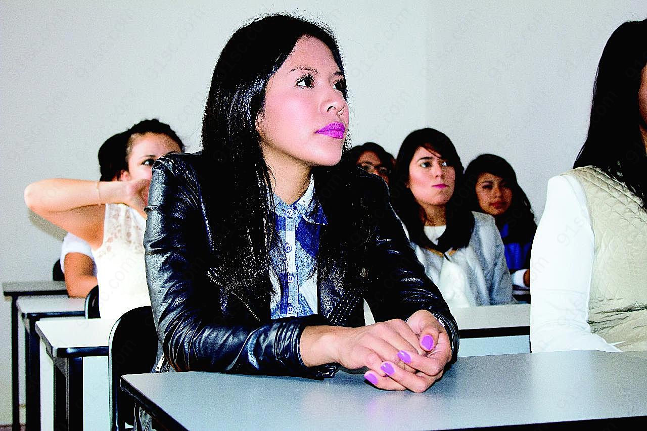 认真学习的女大学生人物速写