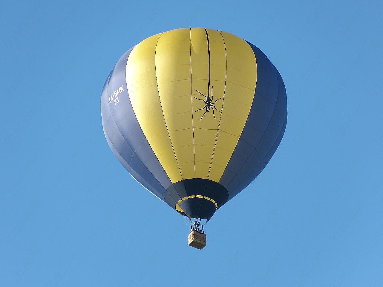 蓝天下热气球图片摄影