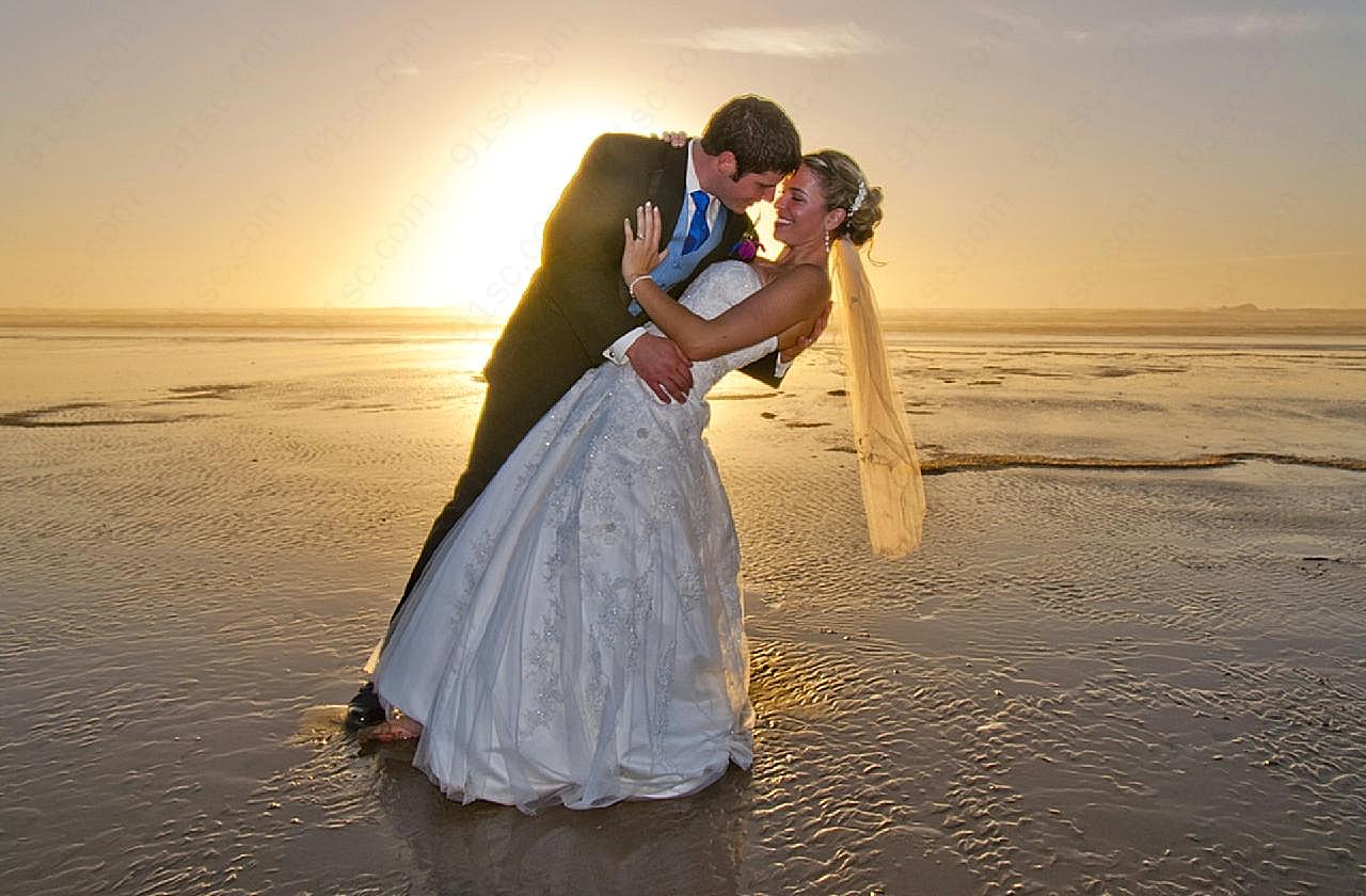 黄昏海边婚纱照人物摄影