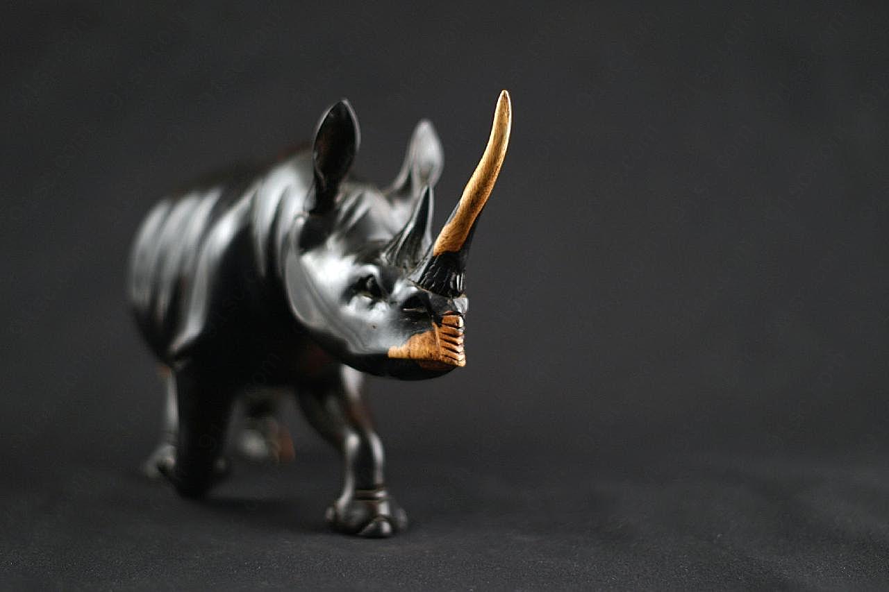 印度犀牛雕塑图片摄影