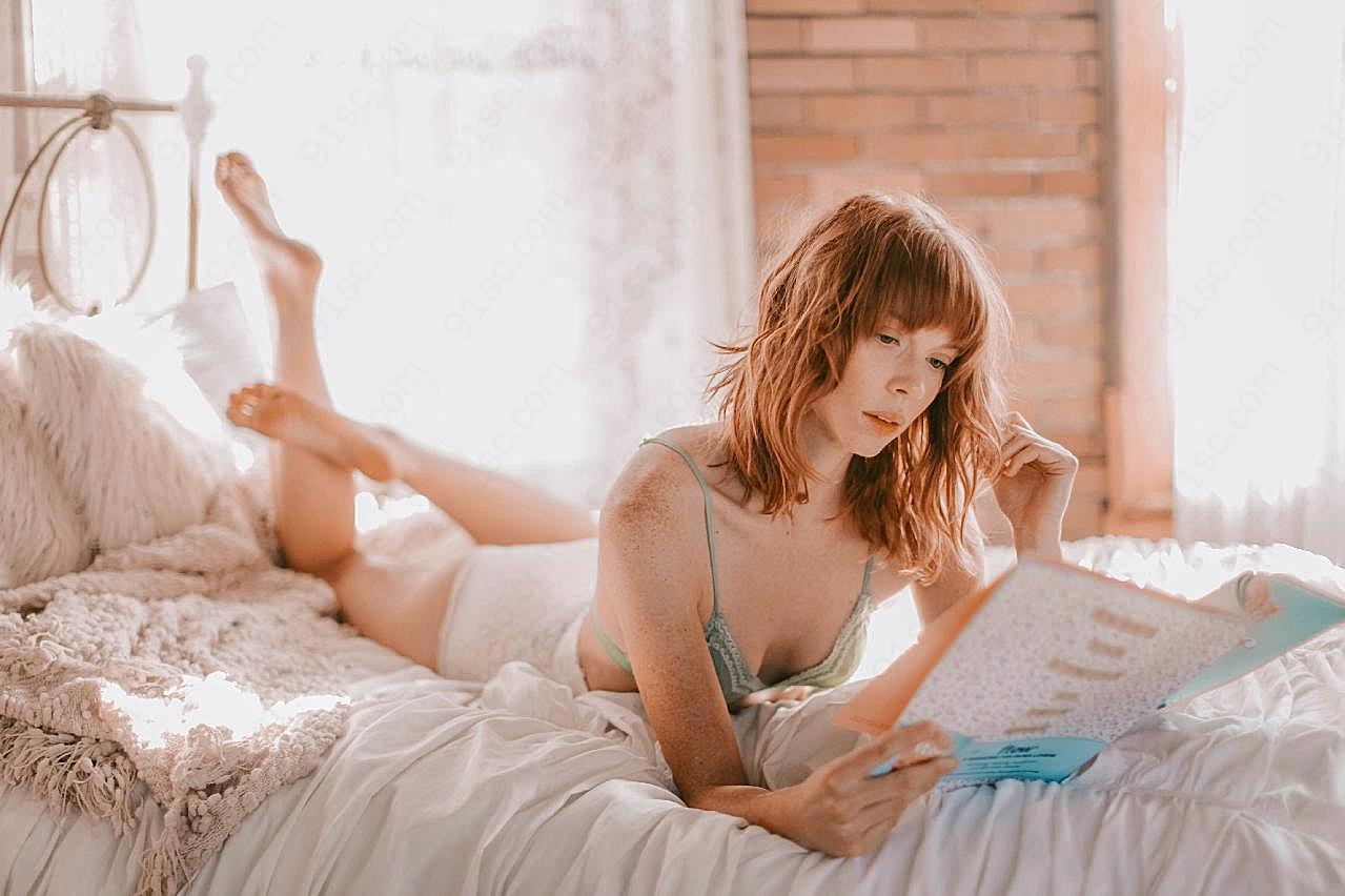美女趴在床上看书图片人物速写