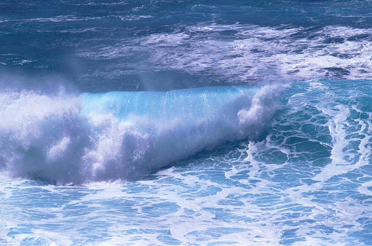 海洋大浪翻腾图片大海
