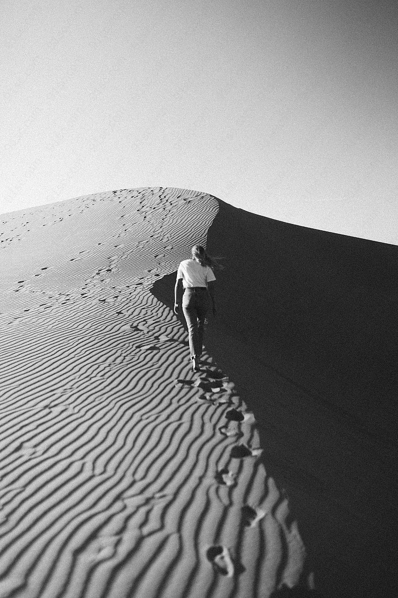 黑白沙漠美女背影图片摄影人物