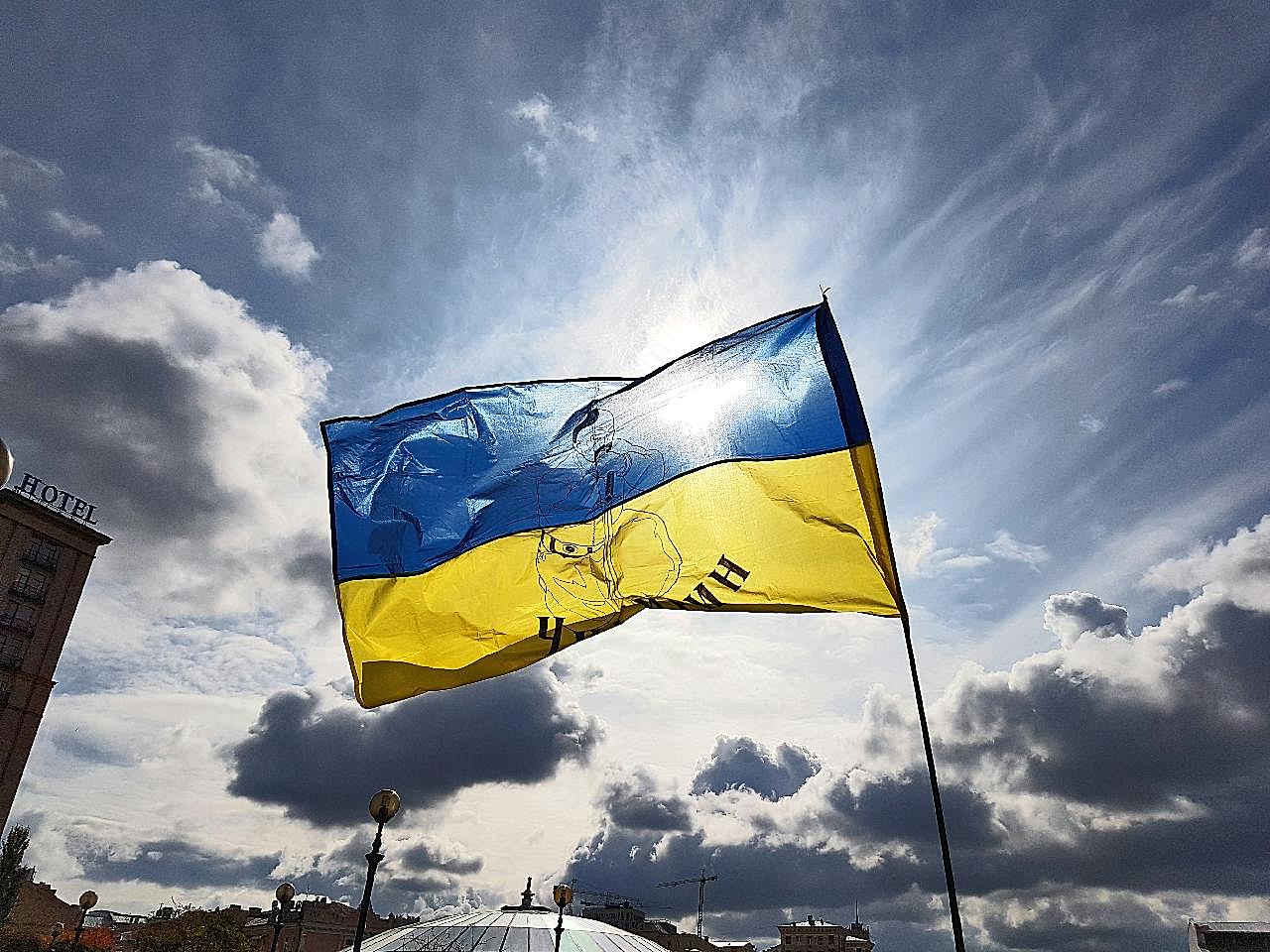 乌克兰国旗飘扬图片刺绣图案
