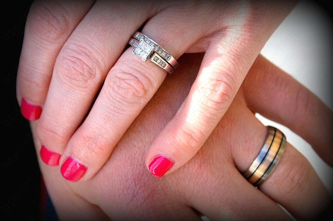戴结婚戒指的手图片手势图片