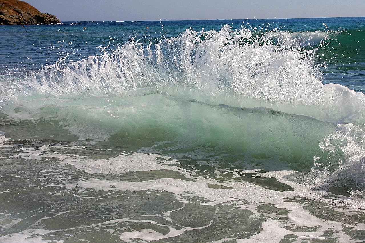 海边溅起浪花图片大海