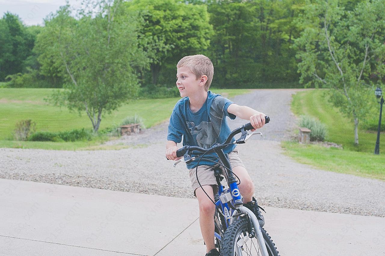 小男孩骑单车图片摄影