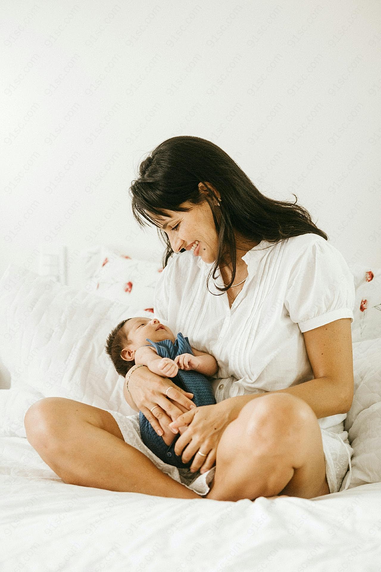 欧美宝妈抱婴儿图片人物速写