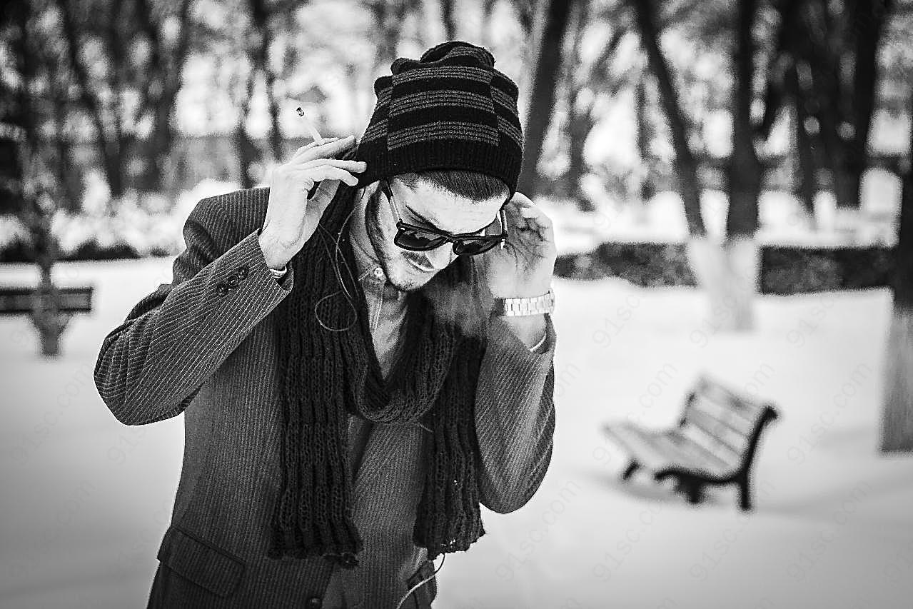 冬季帅哥黑白写真图片人物速写