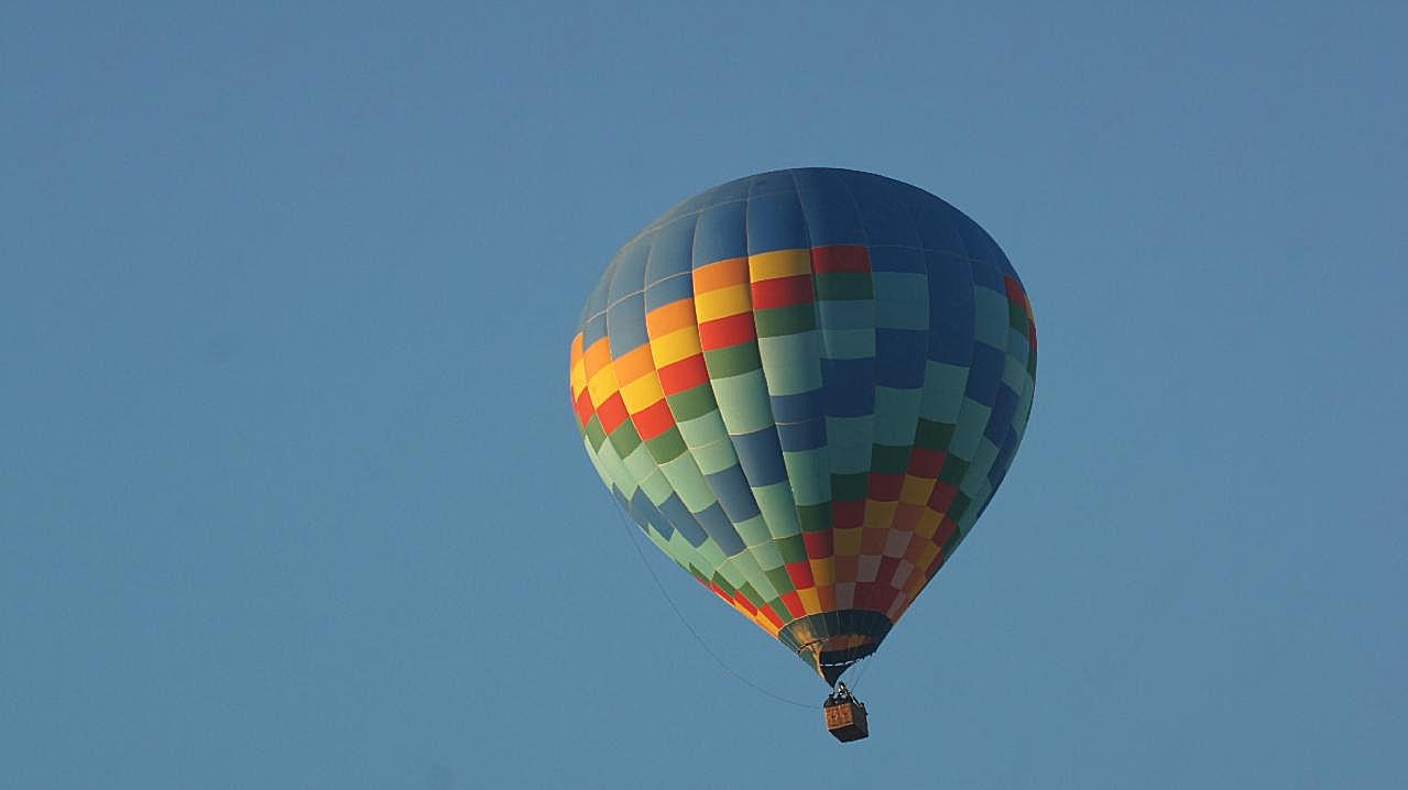 彩色热气球升空图片摄影