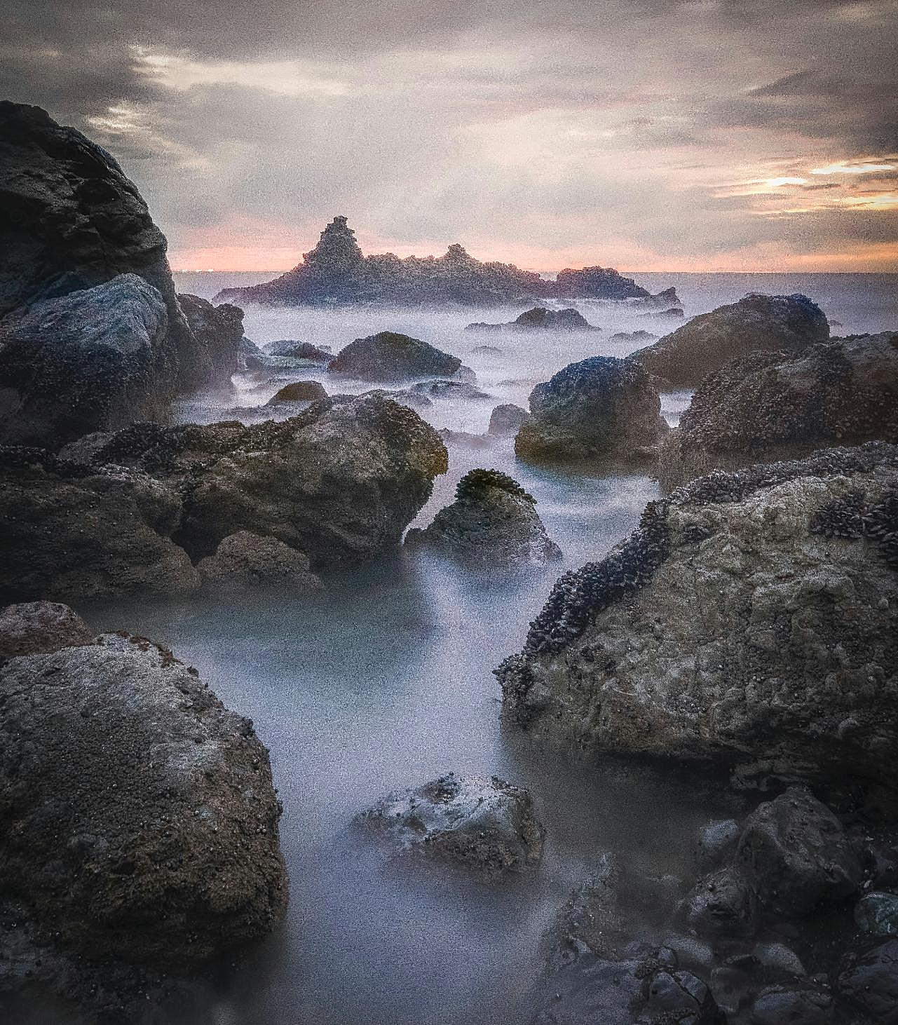雾气朦胧海岸礁石图片摄影