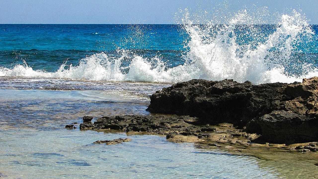 海浪拍击图片景观自然