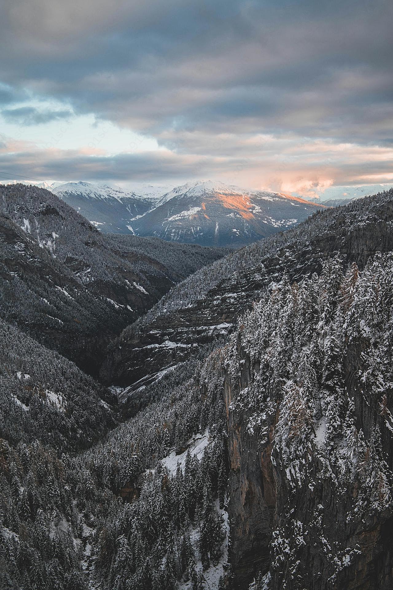 冬季巍峨雪山图片自然