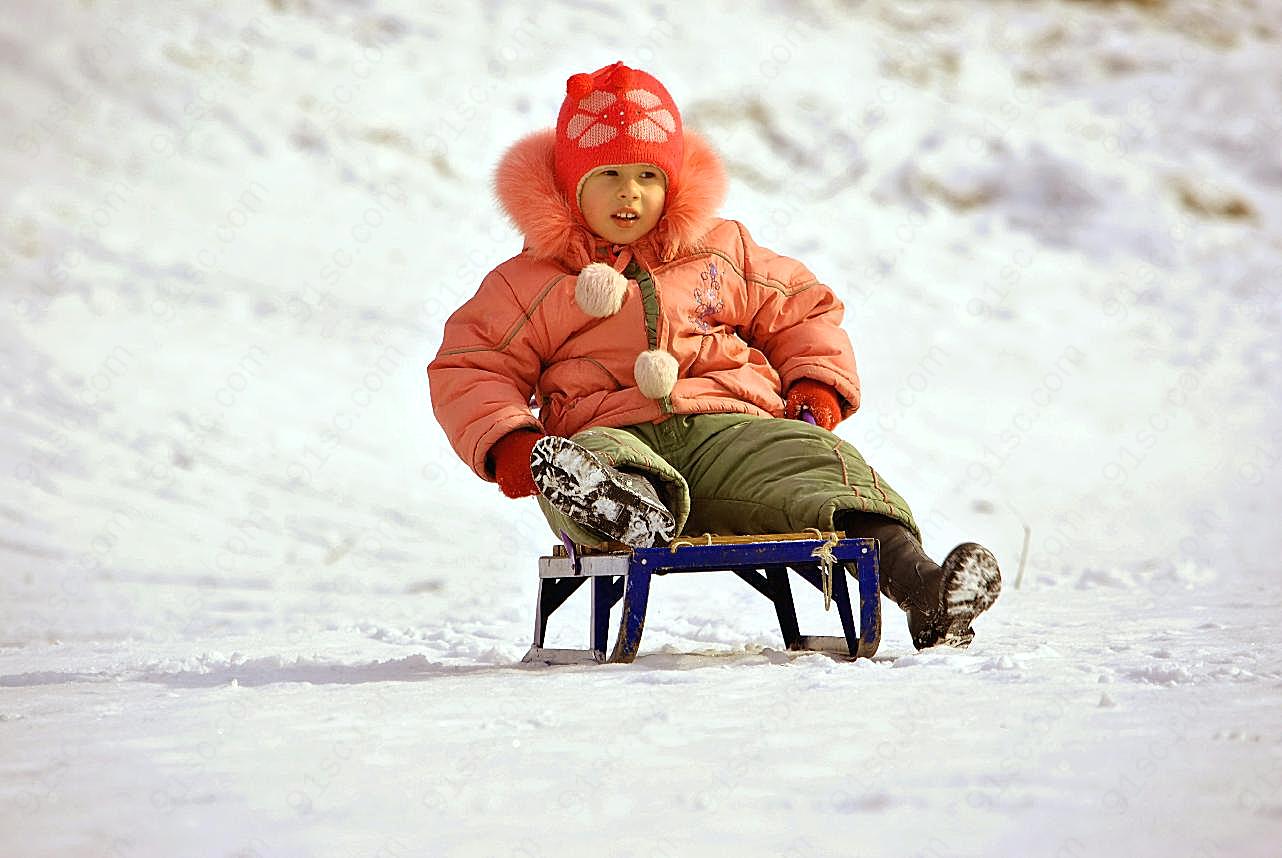 滑雪小男生图片人物速写
