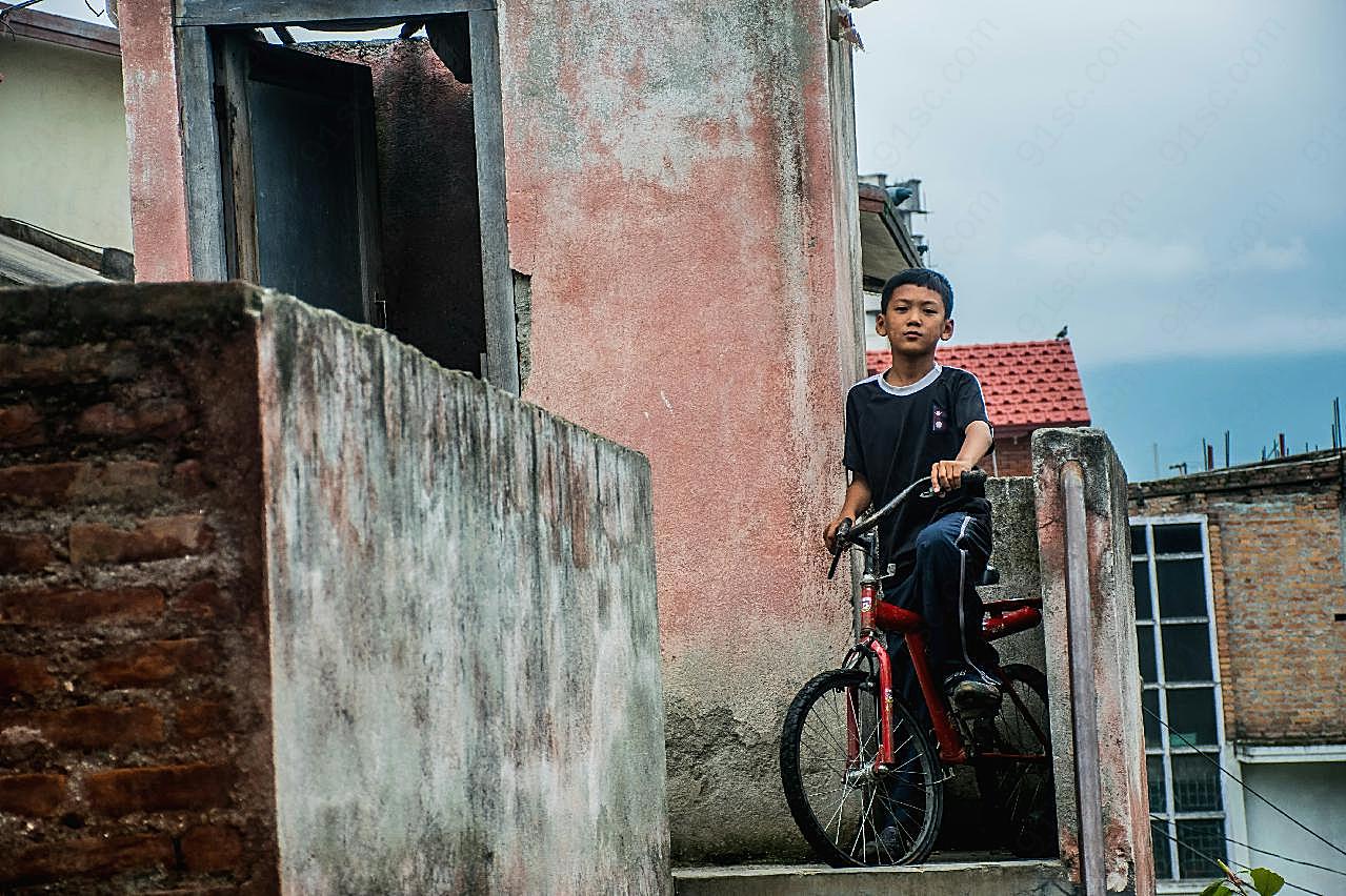 骑单车小男孩图片人物速写