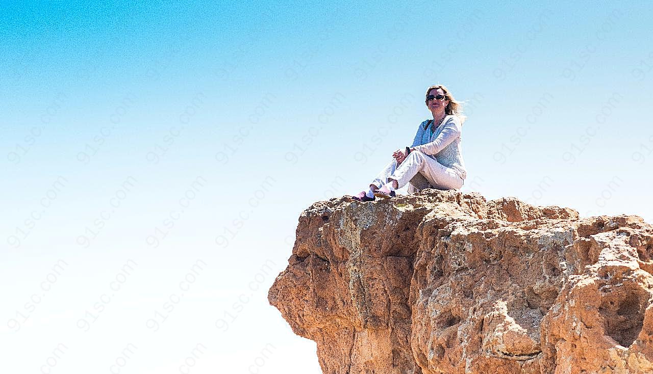 登山妇女图片人物速写