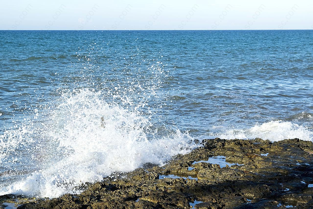 大海海浪击石图片高清