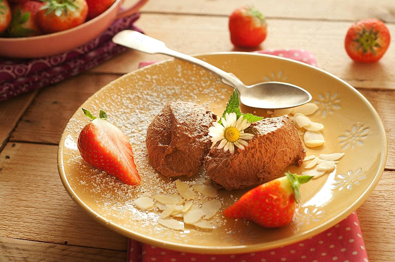 盘里的草莓巧克力甜点图片美食