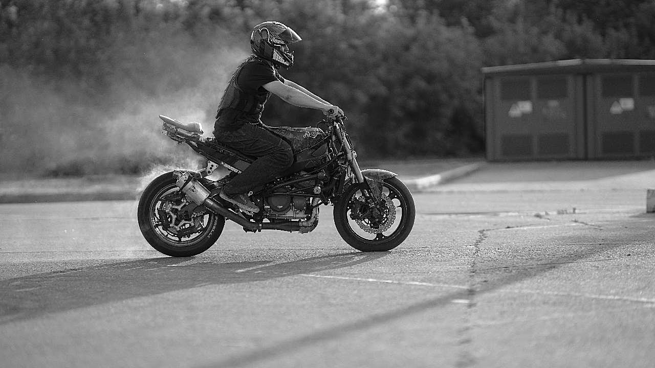 骑摩托车男人图片高清人物