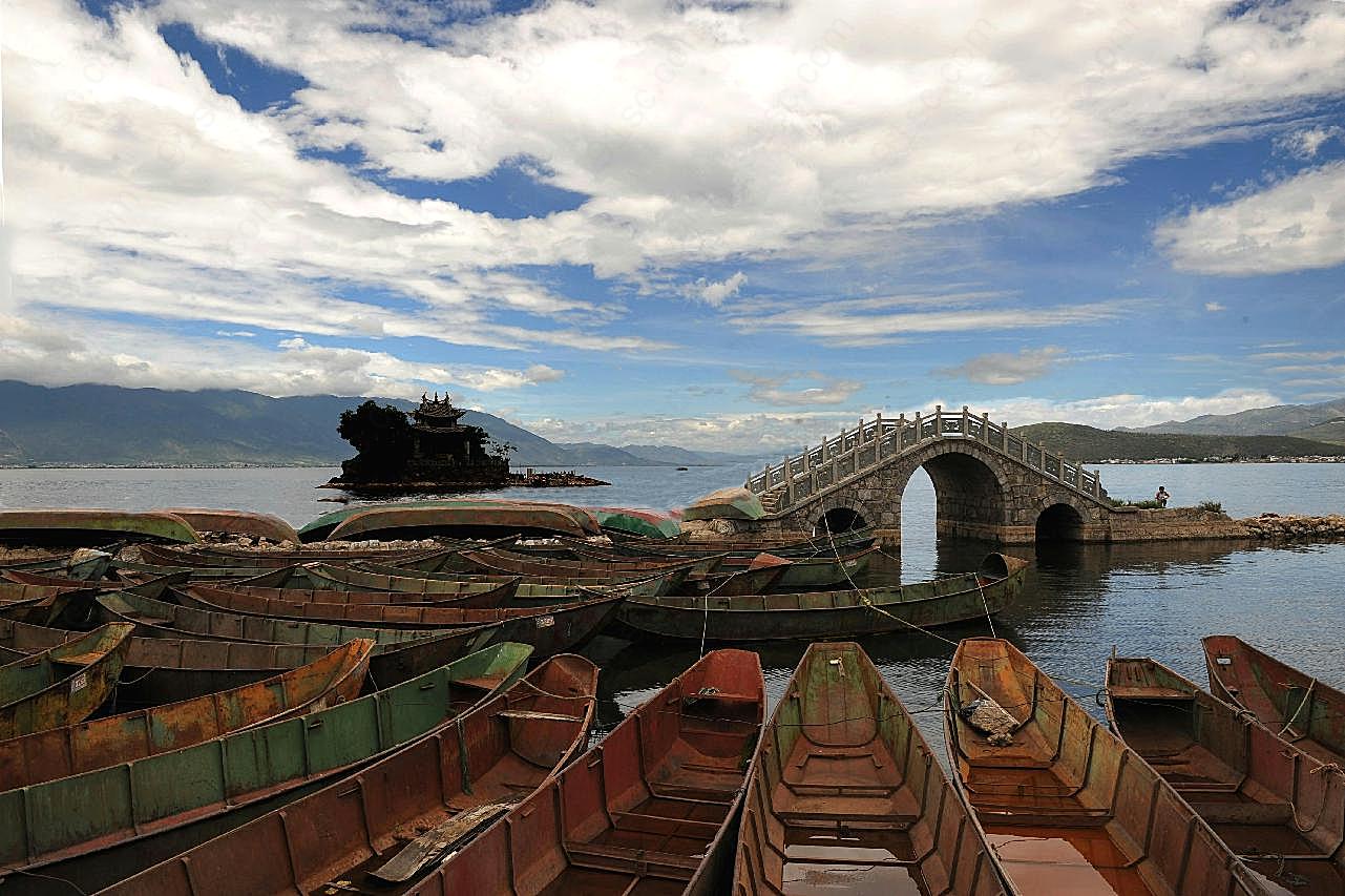 蓝天白云湖水石桥木船图片摄影高清