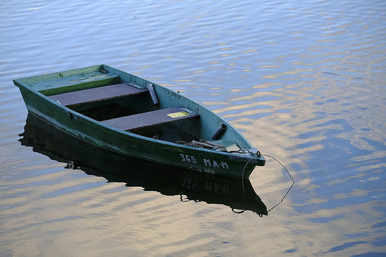 湖面小船图片高清运输