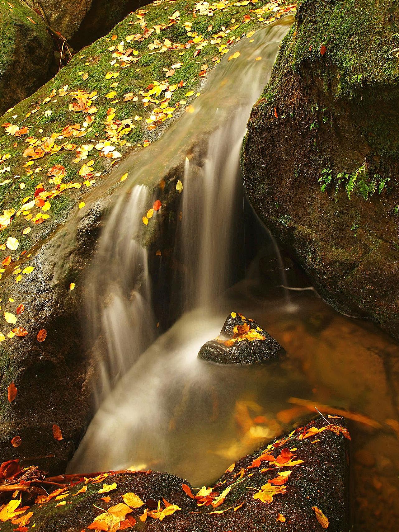 岩石流瀑布苔藓图片摄影