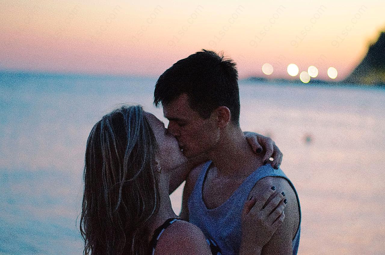 浪漫情侣海边接吻图片摄影