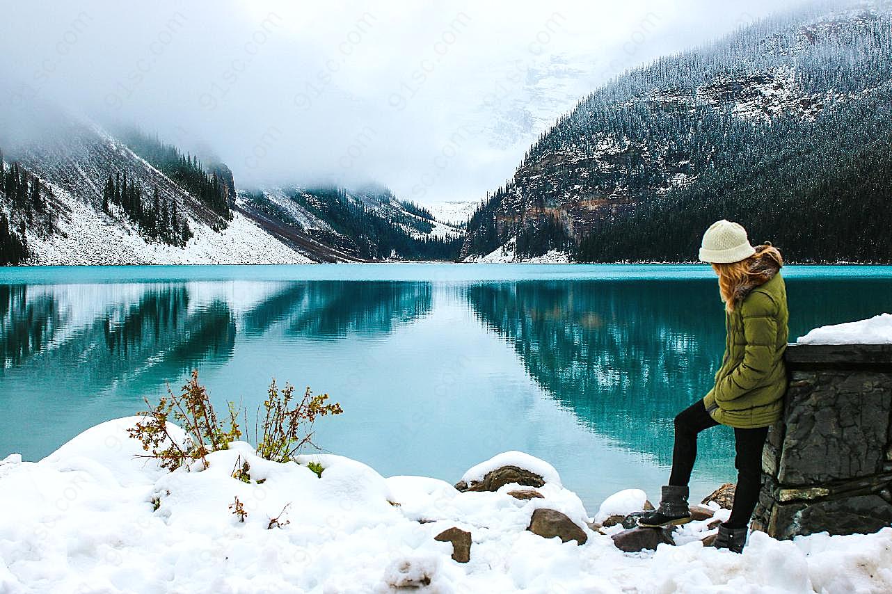 冬季湖边一个人图片人物速写