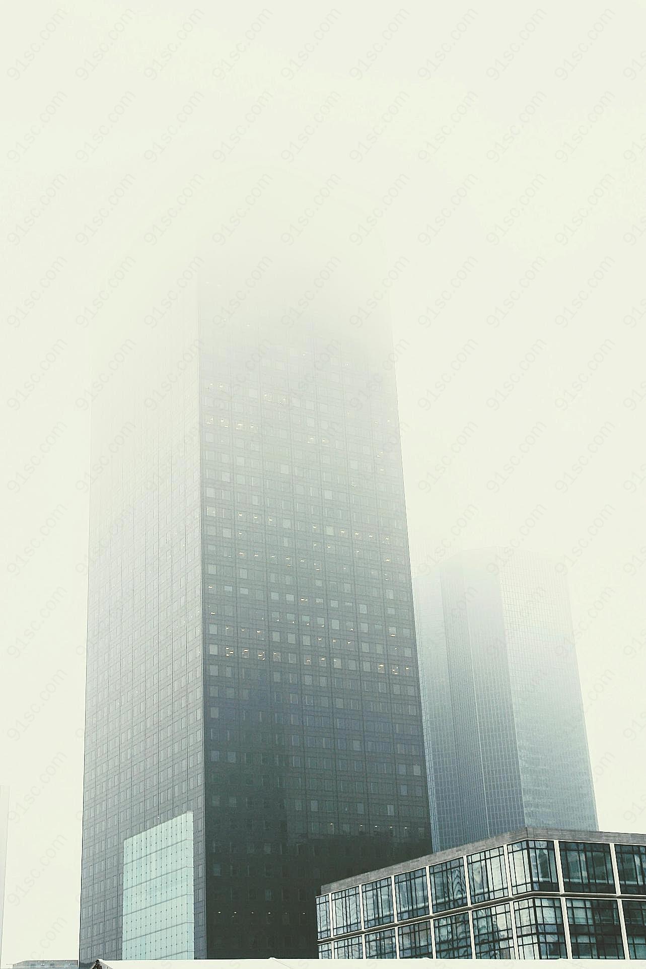大雾天高楼图片高清