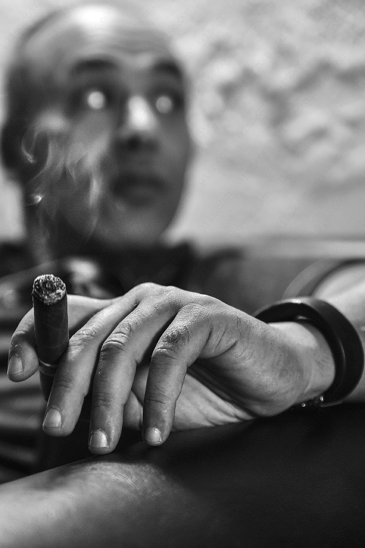 抽烟男人黑白照图片人物速写
