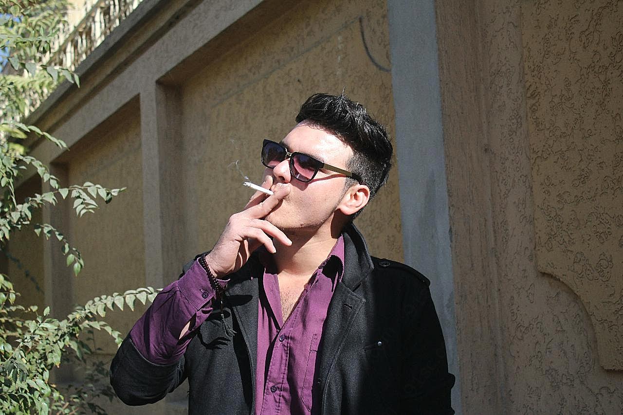 男子抽烟的图片摄影高清