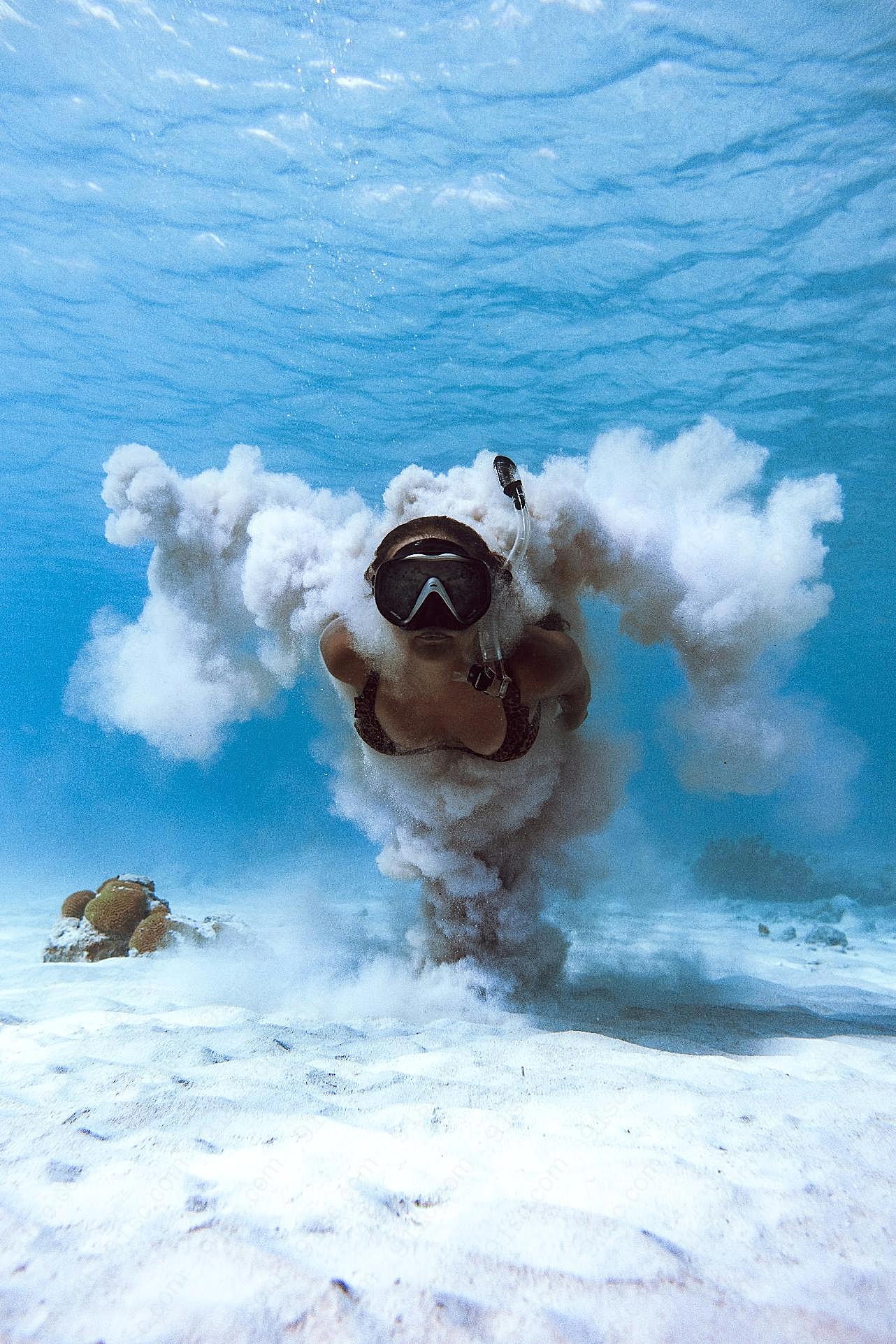 美女深海潜水图片人物速写