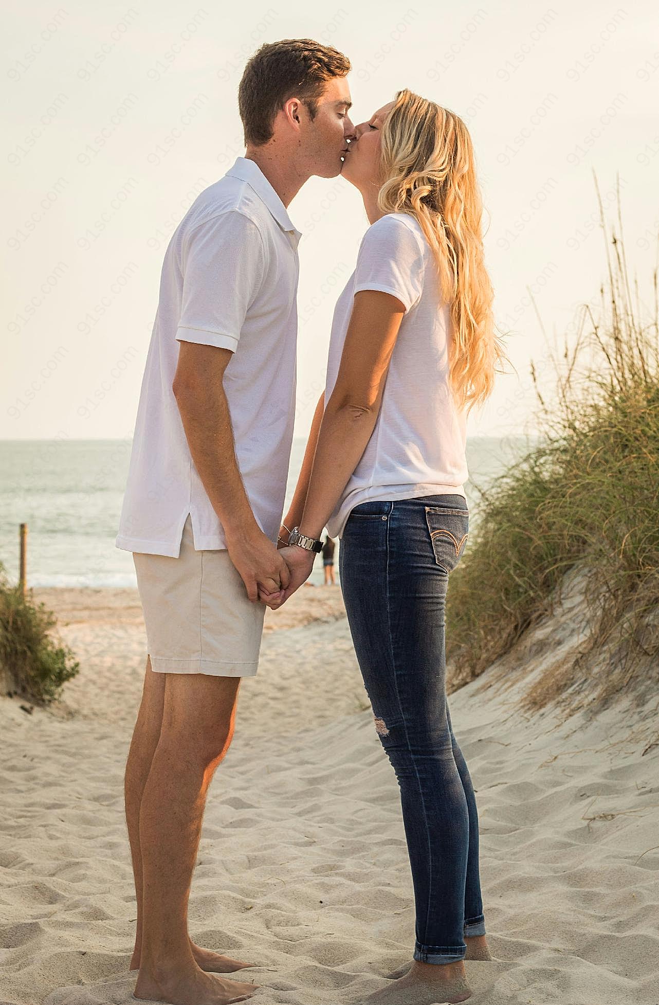 沙滩上情侣接吻图片摄影
