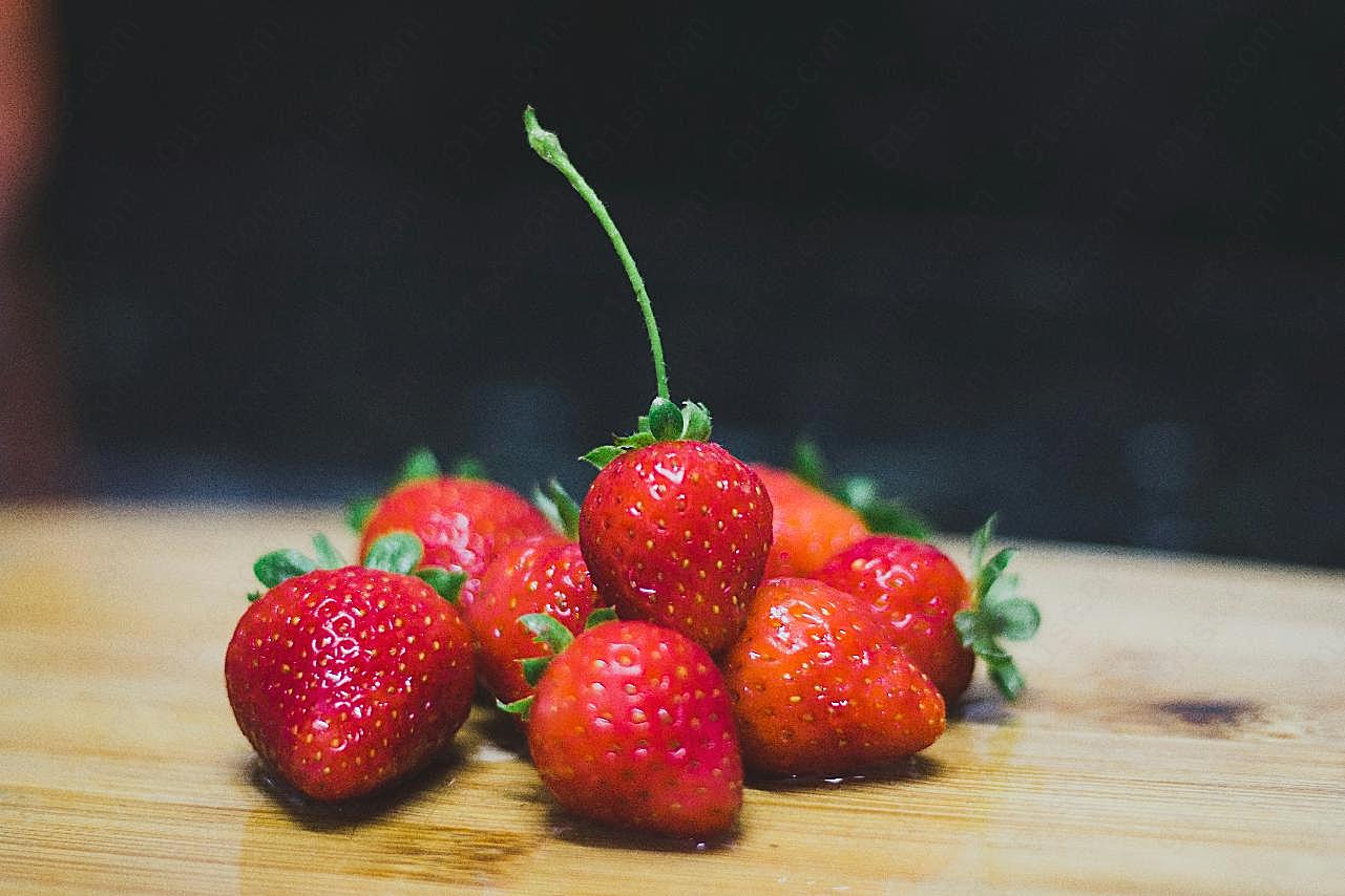 水灵灵的新鲜草莓图片水果