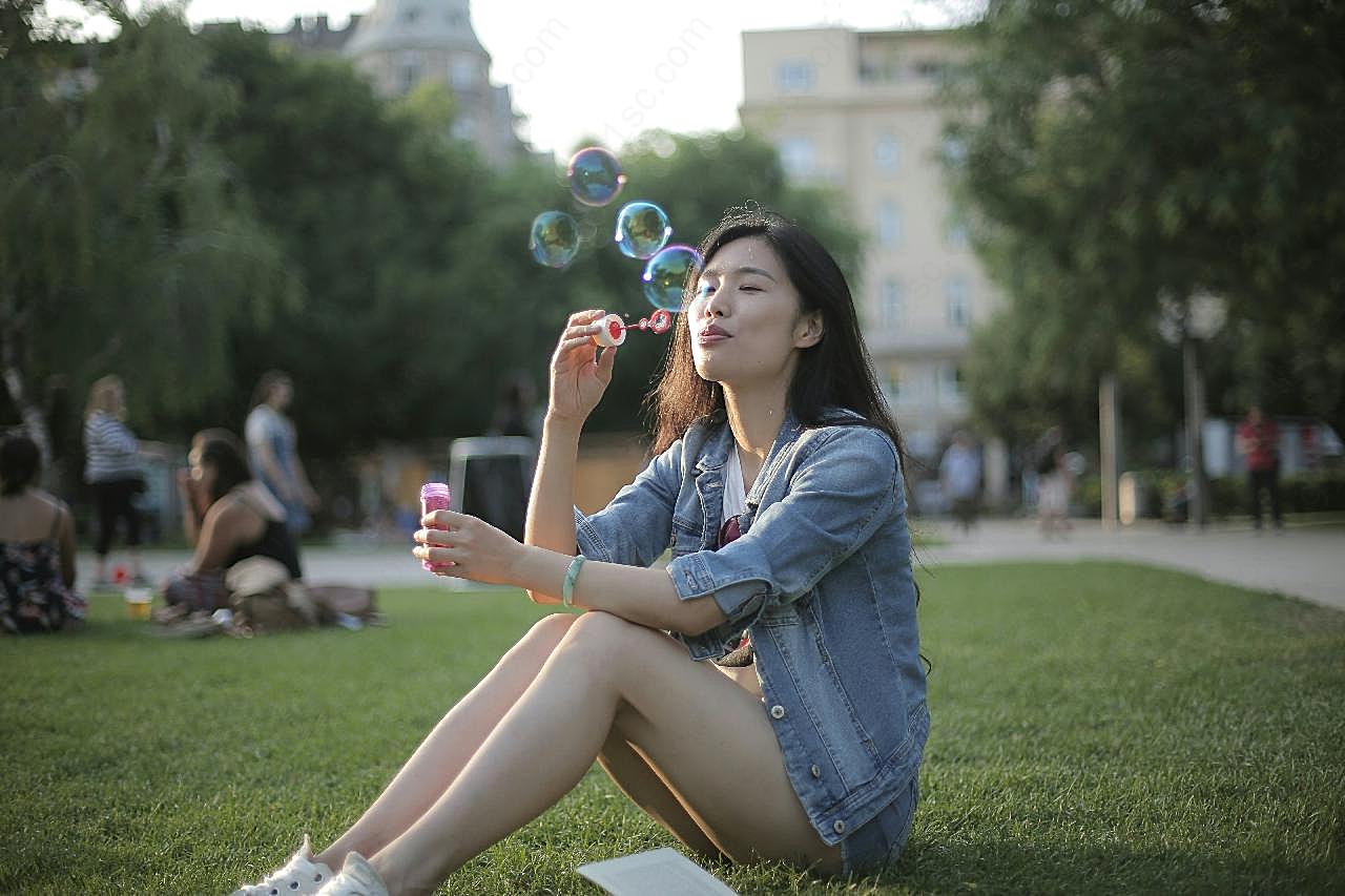 草坪上吹泡泡女生图片人物速写