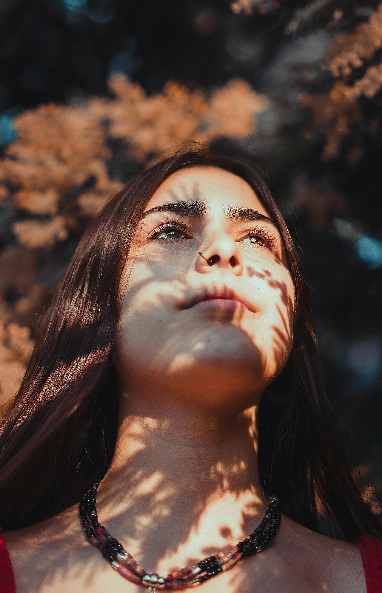 阳光照在美女脸上的图片人物