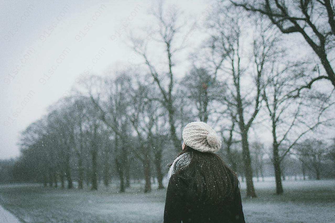 雪地人离开背影图片人物