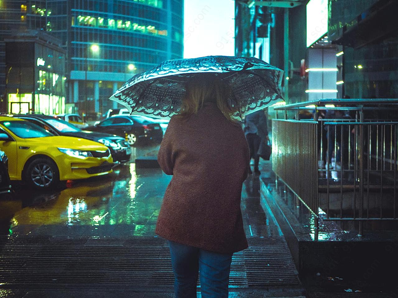 一个人下雨打伞背影图片人物速写