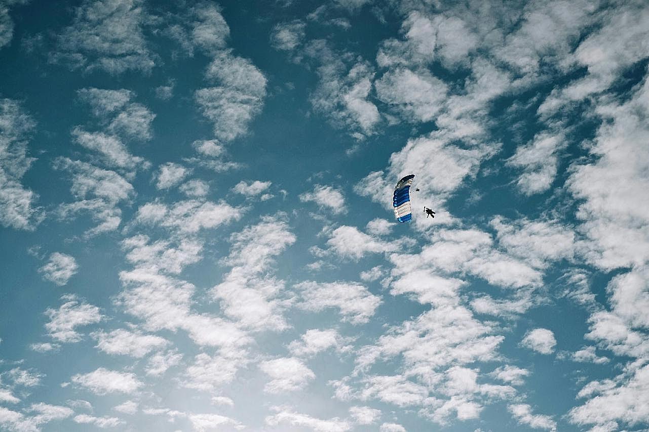 蓝天白云自由跳伞图片艺术文化