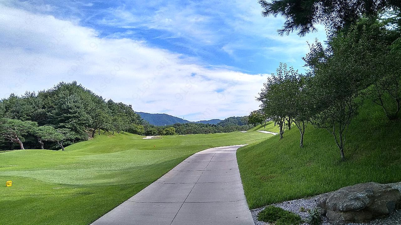 蓝天下高尔夫球场图片风景高清